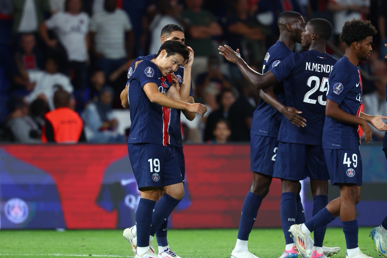 巴黎圣日耳曼队员梅开二度，助球队获胜的简单介绍